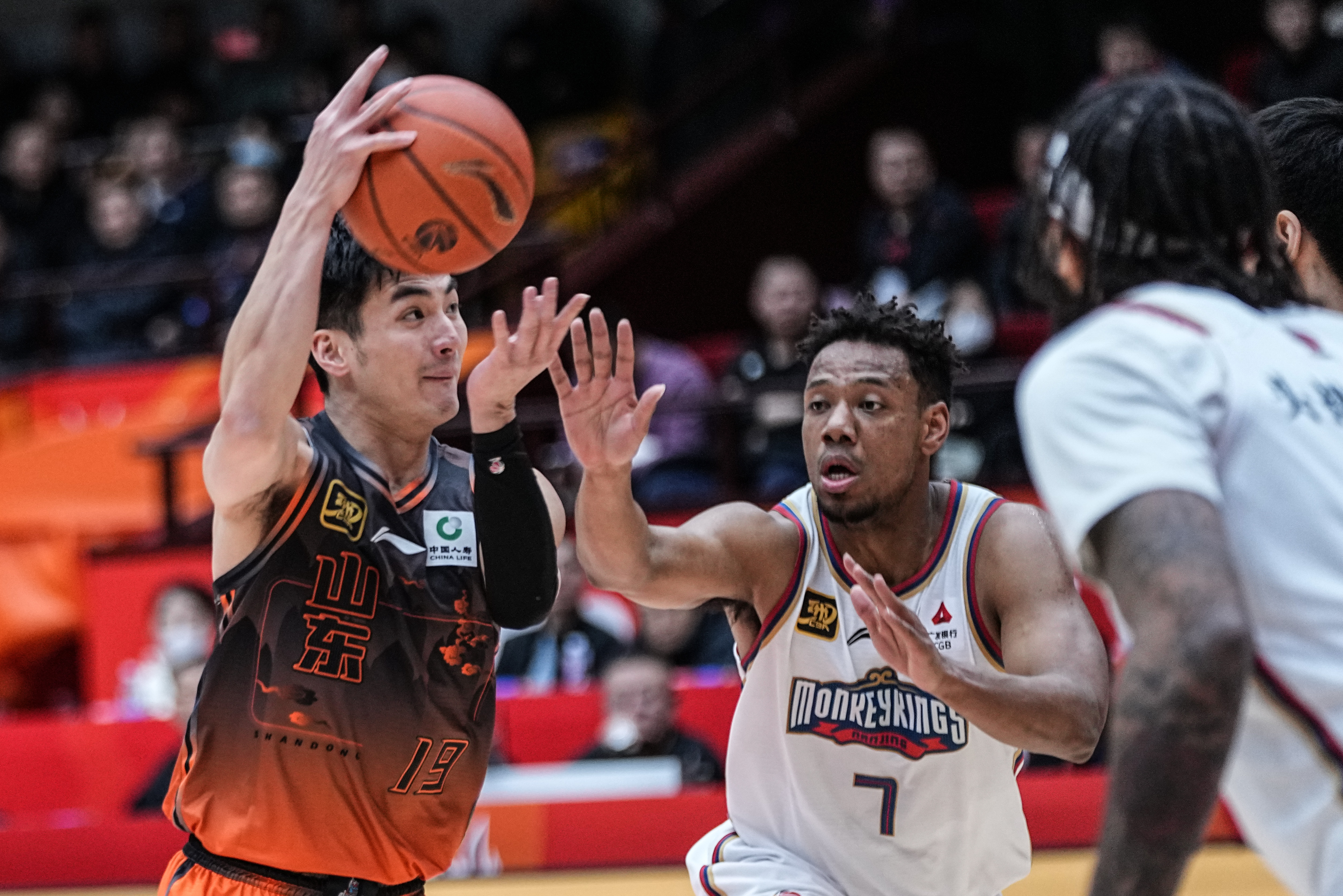 爱游戏APP-今晨山东男篮备战欧冠;绝杀压哨细节曝光;球迷炸锅;训练强度明显提升(詹姆斯绝杀球迷反应)